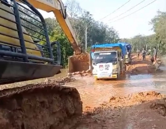 Distribusi logistik pemilu terkendala, truk pengangkut PPK Batang Peranap terpuruk di Jalan Elak, Inhu (foto/riaupos)