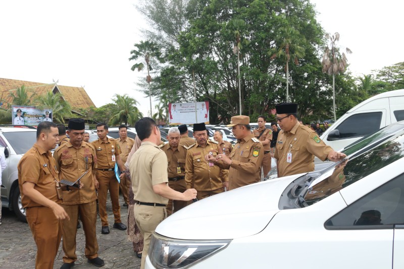 Pemeriksaan kendaraan mobil dinas oleh Bupati Inhil, Herman (foto/Ayendra)