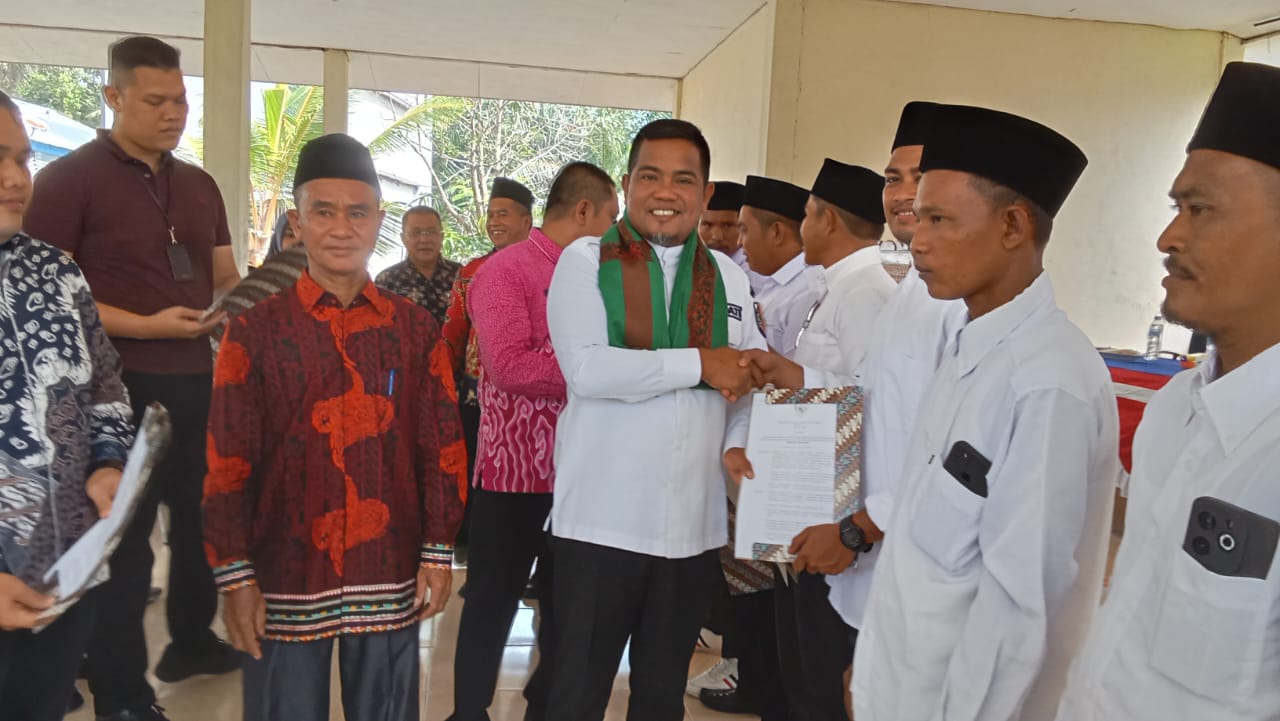 Bupati Pelalawan, Zukri serahkan SK Kepala Desa Teluk Binjai di gedung serba guna (foto/Andy)