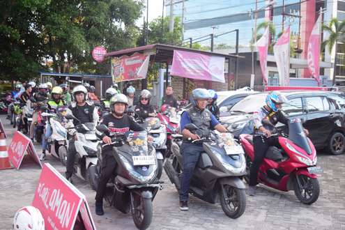 Para konsumen setia Honda saat rooling city di momen Hari Pelanggan Nasional di Pekanbaru.(foto: istimewa)