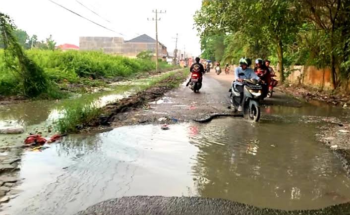 Jalan Bangau Sakti Pekanbaru rusak parah.(foto: int)