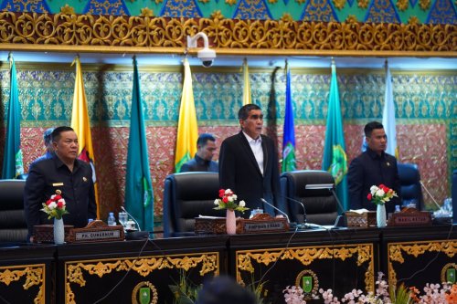 Plt Gubri, SF Hariyanto menerima pandangan Fraksi DPRD Riau (foto/int)