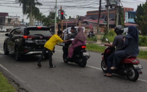 Maxim Bengkalis bagikan masker untuk warga.(foto: istimewa)