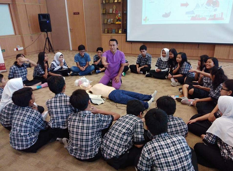 Siswa ICS menyimak edukasi dari pemateri.