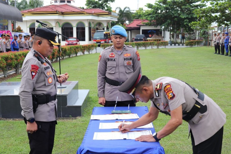 Kapolres AKBP Suwinto memimpin pelantikan dan Sertijab Kapolsek di jajaran Polres Pelalawan (foto/Andi)