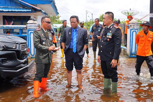 Plt Bupati Rohil, Sulaiman saat meninjau banjir di Bagansiapiapi.(foto: afrizal/halloriau.com)