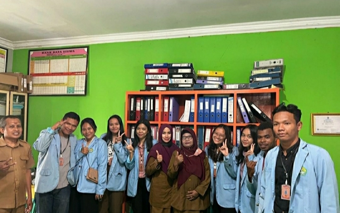 Mahasiswa KKN foto bersama guru SDN 03 Kampung Rempak. 