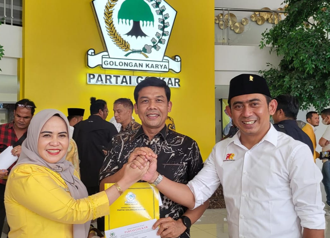 Ida Yulita Susanti dan Kharisman Risanda saat mendapat SK dukungan DPP Golkar beberapa waktu lalu (foto:ist) 