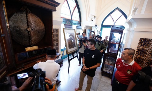 Menparekraf RI, Sandiaga Salahudin Uno melihat alat musik gramofon atau Komet di Istana Siak.(foto: mcr)