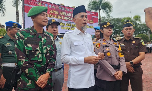 Walikota Dumai H. Paisal memberikan keterangan pers usai apel Operasi Lilin Lancang Kuning 2023 dilapangan upacara Polres Dumai, Kamis (21/12).(foto: bambang/halloriau.com)