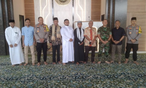 Kapolresta Pekanbaru, AKBP Jeki Rahmat Mustika bersama para tokoh di Masjid Al Husna usai salat Jumat dalam kegiatan cooling system.(foto: bayu/halloriau.com)