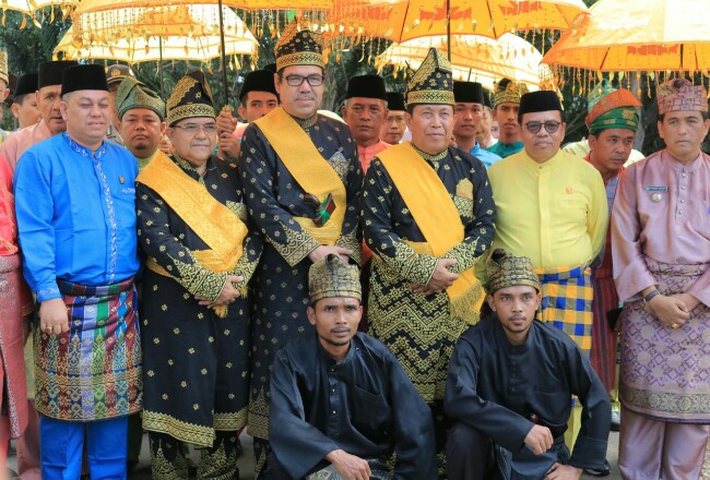 Bupati Rohul H Sukiman, Ketua Lam Riau (LAM) Riau Datuk Seri Dr H Alazhar, Ketua DPH. LAMR Rohul H.Zulyadaini juga 3 anggota DPRD Riau menghadiri Penabalan Raja Luhak dan Penobatan Uyang Ompek Dibalai Beserta Gading dan Belalainya, di Balai Adat Payung Sulimang Karang Dalu-Dalu. 