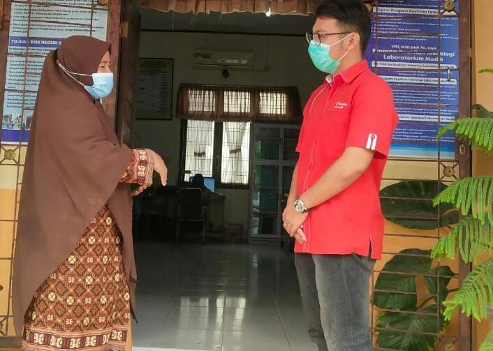 Kepala Sekolah SMKN 8 Lhokseumawe Salma, S.Si sebagai salah satu penerima bantuan dari Program MBJJ yang merasa sangat terbantu dalam melakukan PJJ selama masa pandemi Covid-19.