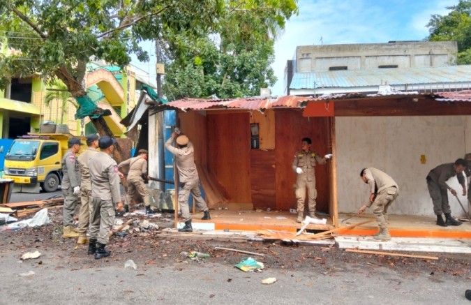 Bersama Disperindag bongkar 17 lapak kios di Pasar Bawah (foto/Dini)