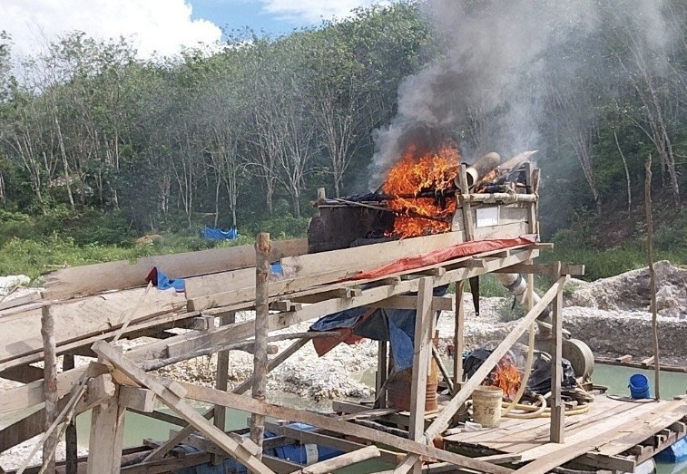 Aparat musnahkan puluhan rakit PETI di Kuantan Tengah, Kuansing (foto/rri)