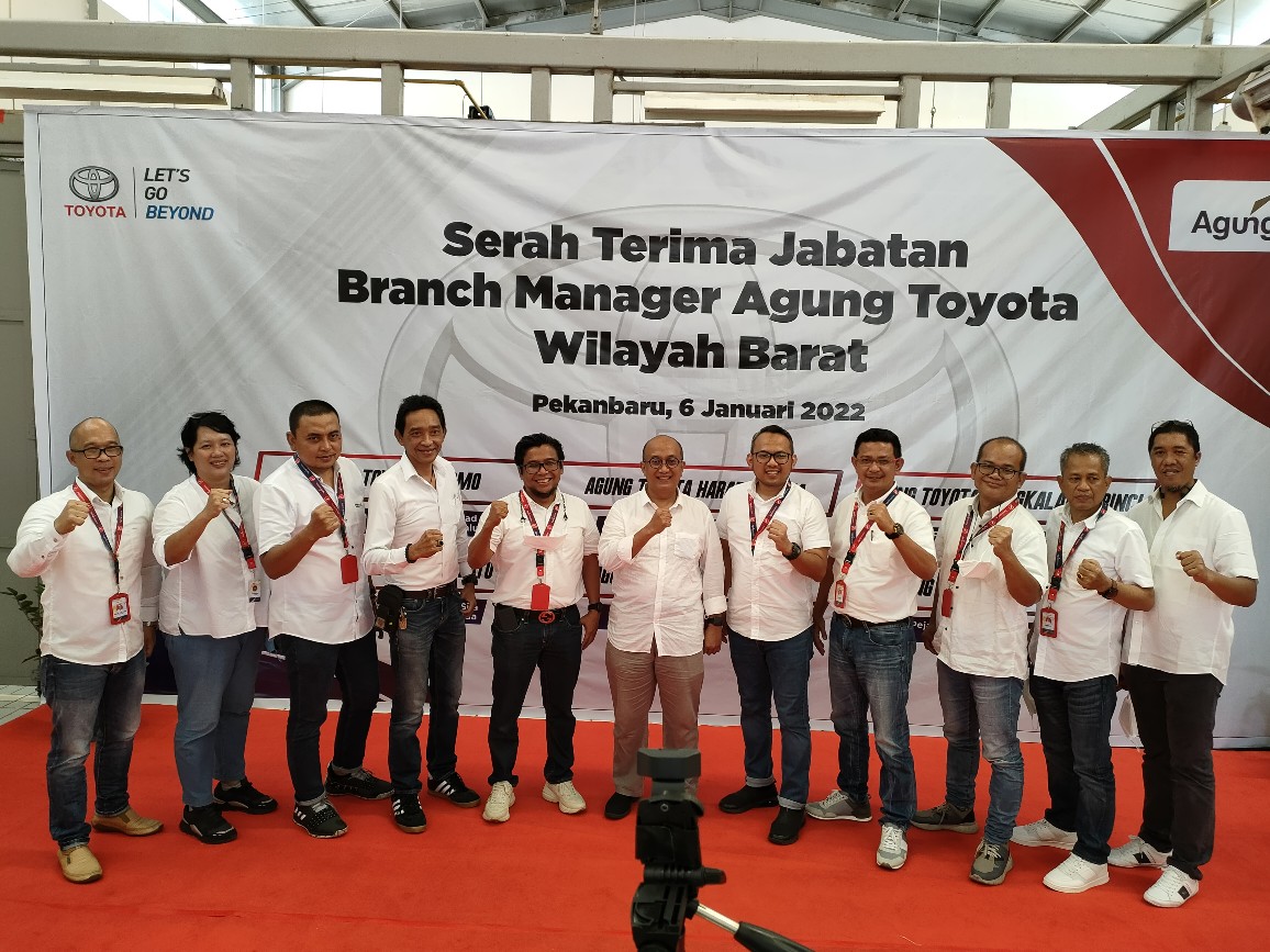 Manajemen Agung Toyota Wilayah Barat berfoto bersama dengan Himawan W Wardhana selaku COO Agung Toyota dan RM West Area, Mahmud Fauzi, Kamis (6/1/2022). Foto budy