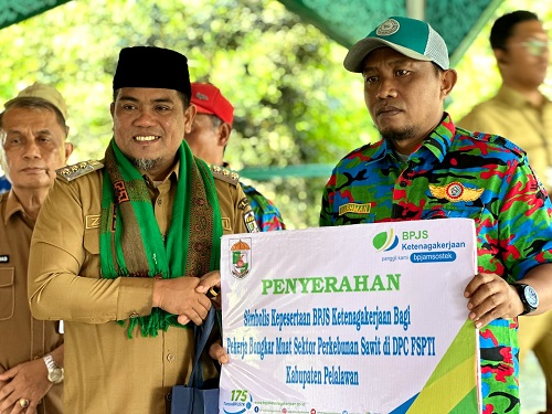 Bupati Pelalawan sosialisasi manfaat BPJS Ketenagakerjaan untuk pekerja bongkar muat di perkebunan sawit (foto/Andi)