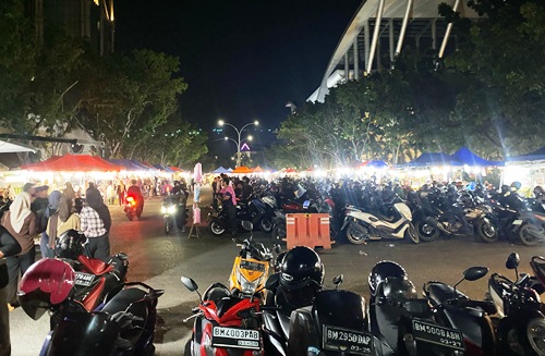 Suasana di pusat kuliner Jalan Cut Nyak Dien Pekanbaru.(foto: sri/halloriau.com)