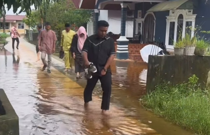 Anggota DPRD Pekanbaru, Zulkardi saat meninjau lokasi banjir (foto/IG Zulkardi)