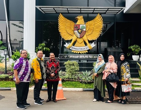 Ketua FPK Riau, Drs.H.Auni M Noor, M.Si foto bersama saat kunjungan ke BPIP RI di Jakarta, Senin (9/9/2024). 