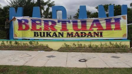 Tulisan Pekanbaru Kota Madani di Simpang Tiga Bandara SSK II.(foto: int)