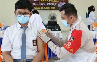 Dalam rangka persiapan PTMT, seluruh guru dan siswa di Kabupaten Inhil, Riau, mendapat vaksinasi Covid-19.