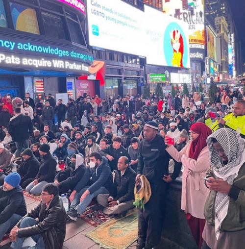 Umat Muslim New York melaksanakan salat Tarawih di Times Square.