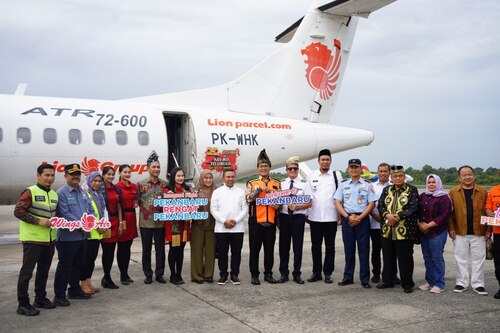 Gubernur Riau meresmikan penerbangan perdana rute Pekanbaru-Rengat dilayani Wings Air. (Foto: Sri Wahyuni)