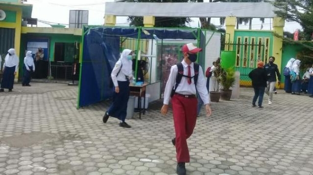 Siswa sekolah mengenakan masker. FOTO: liputan6.com.