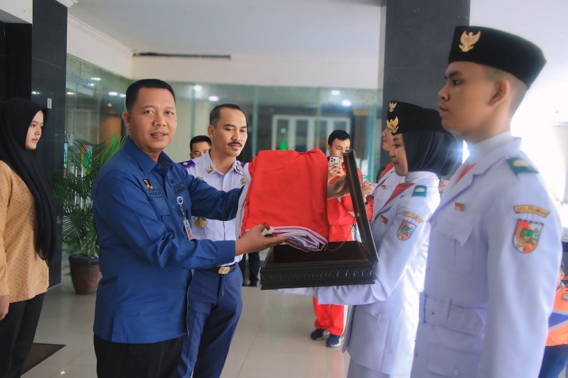 Sekda Pekanbaru, Indra Pomi terima duplikat Bendera Pusaka (foto/int)