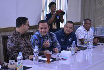 Anies Baswedan bersama Ketua Demokrat Riau, Agung (tengah) ditemani Ketua Dewan Pakar DPW Partai NasDem (foto/Rico)