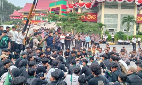 Massa HMI duduki halaman kantor DPRD Riau (foto/Mimi)