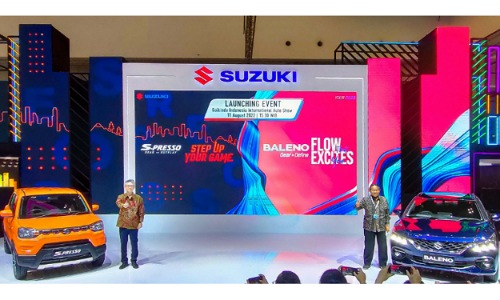 President Director Suzuki Indonesia, Shingo Sezaki dan Hady S Halim selaku Deputy Director Sales & Marketing 4W PT SIS saat peluncuran Suzuki Baleno dan S-Presso di GIIAS 2022.(foto: istimewa)