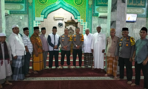 Kapolresta Pekanbaru bersama tokoh masyarakat usai salat Jumat di Masjid Al-Ikhlas Simpang Tiba.(foto: istimewa)