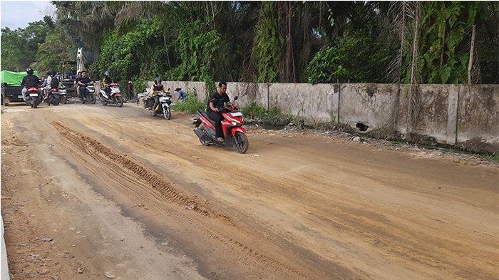 Pemko Pekanbaru overlay Jalan Bangau Sakti yang rusak (foto/tribunpku) 