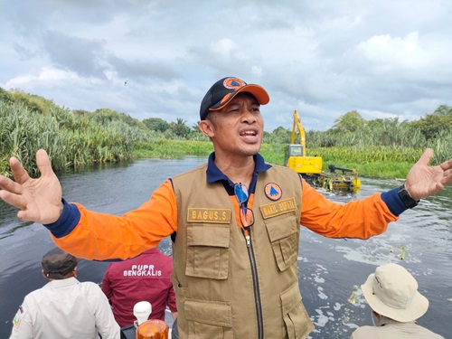 Wabup Bengkalis Dr Bagus Santoso menyaksikan proses normalisasi Sungai Siak Kecil (foto/Zulkarnain)