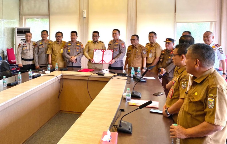 Bupati Pelalawan, Zukri, SE melakukan penandatanganan MoU bersama Polres Pelalawan (foto/Andy)