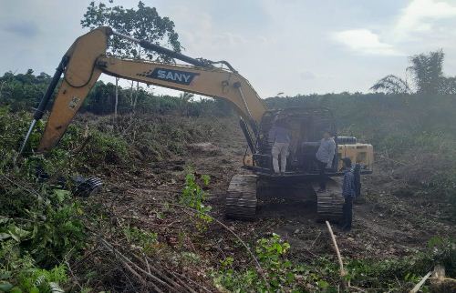 Ekskavator yang digunakan pelaku merambah hutan lindung Rimbang Baling.(foto: mcr)