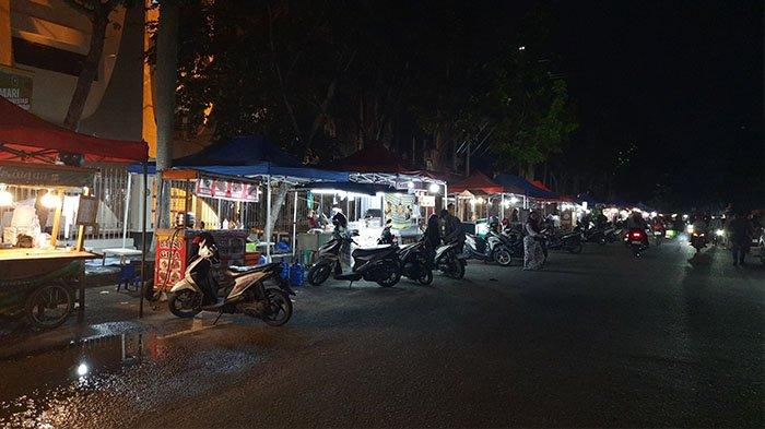 Banyak pengunjung kuliner Cut Nyak Dien Pekanbaru langsung parkir di depan booth pedagang.(foto: tribunpekanbaru.com)