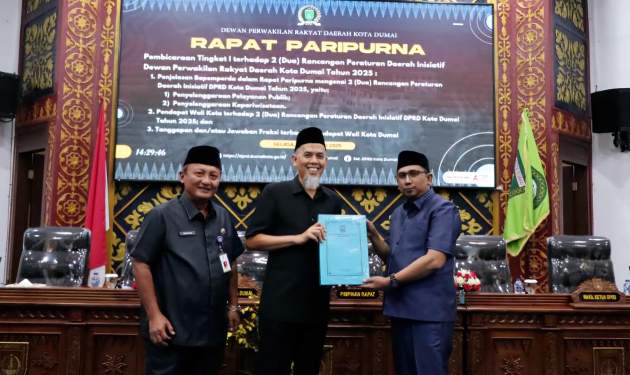 Wakil Ketua DPRD Dumai Bahari didampingi Sekwan, Hadiyono, menyerahkan Ranperda Inisiatif DPRD Kota Dumai dari Bapemperda kepada Walikota Dumai Paisal (foto/bambang)