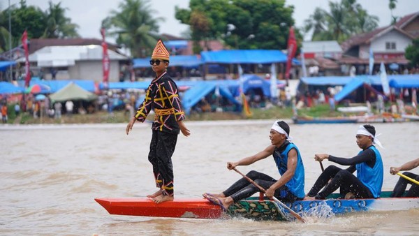 Ilustrasi atlet Pacu Jalur Kuansing meninggal usai bertanding (foto/detik)