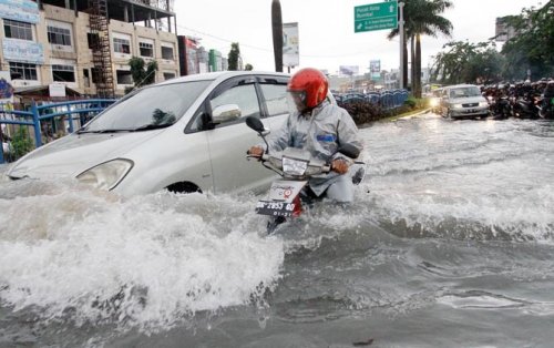 Banjir di Jalan Sudirman depan RS Awal Bros Pekanbaru.(foto: jpnn)