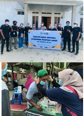 tim Kukerta Universitas Riau di Kelurahan Pematang Kapau, Tenayan Raya, Pekanbaru membagikan masker kepada sejumlah pedagang dan pengunjung Pasar Tradisional Nurul Ikhlas. 