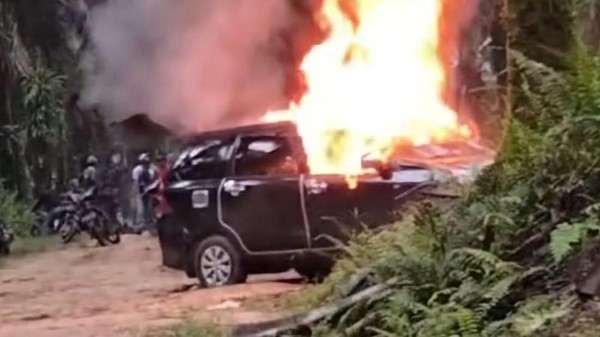 Massa bakar mobil maling sawit di Kuansing (foto/ist)