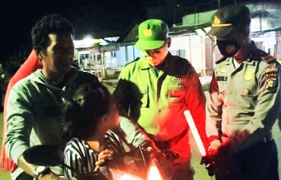 Kapolsek Rambah Hilir Iptu Suheri Sitorus bersama pihak desa berlakukan jam malam di 4 desa. 