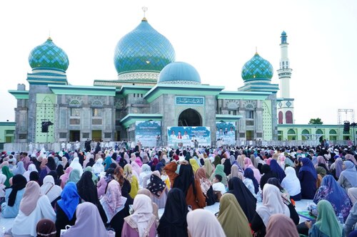 Ribuan masyarakat memadati Masjid Annur Pekanbaru untuk buka puasa bersama Gubernur Riau dan UAS. (Foto: Sri Wahyuni)