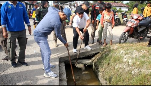 Cegah meningkatnya kasus DBD, Pemkab Rohil mengadakan gotong royong (foto/afrizal)