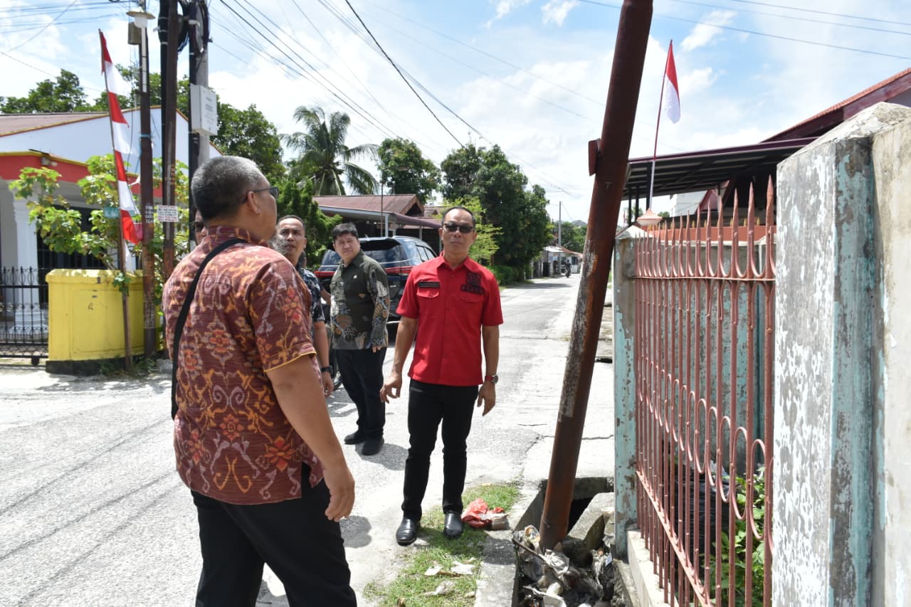 Ketua Komisi I DPRD Pekanbaru Robin Eduar saat meninjau tiang internet ilegal (foto/Mimi)