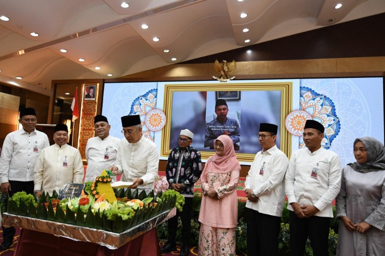 Hari pertama bekerja pasca libur Idulfitri 1446 H, BRK Syariah mengadakan Halal Bihalal (foto/Yuni)