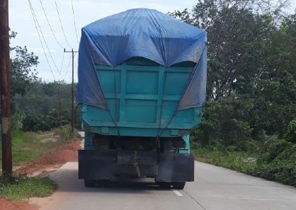 Mobil berat bermuatan batu bara melintas di ruas jalan Provinsi di daerah Koto Kari, Kecamatan Kuantan Tengah